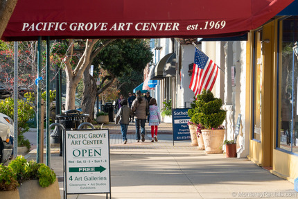 Restaurants, galleries and shops are a few blocks away